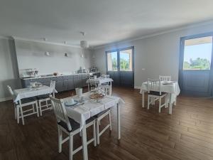 瓦斯托Natura e Mente Camere e Relax的用餐室配有白色的桌子和白色的椅子