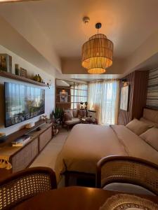 圣费尔南多Suēlo at Azure North Pampanga的一间大卧室,配有一张大床和一台电视