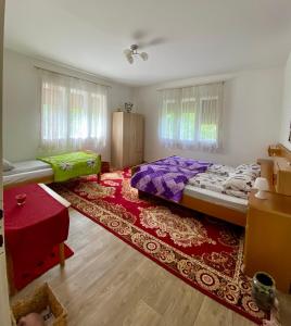 IlinoIdila pod Rtnjem - Najam cele vikendice sa bazenom的一间卧室配有一张大床和红色地毯。