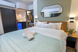 耶路撒冷Davidka Guesthouse的卧室配有一张带镜子的白色大床
