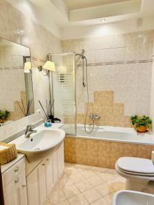 米兰Prada House的一间带水槽、淋浴和卫生间的浴室
