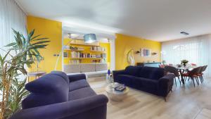 科尔马Maison Mandarine Colmar 5 bedrooms 180m2的一间带两张沙发的客厅和一间用餐室