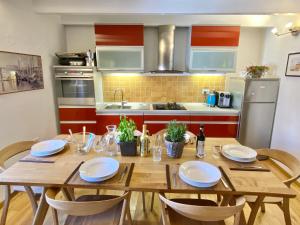 皮兰浪漫公寓的厨房配有带白色板的木桌