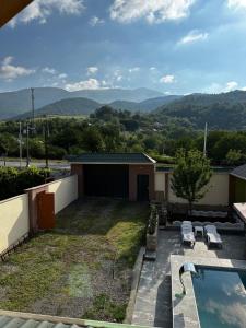 伊斯梅尔雷Xanagah Villa的享有带游泳池和山脉的后院景致