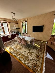 伊斯梅尔雷Xanagah Villa的一间位于地毯上的客厅,配有桌椅