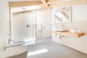 滕诺Casa Al Sole的浴室配有卫生间水槽和淋浴。