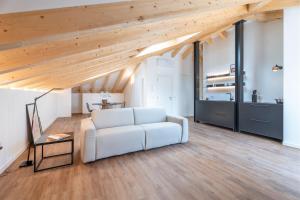滕诺Casa Al Sole的客厅设有白色沙发和木制天花板。