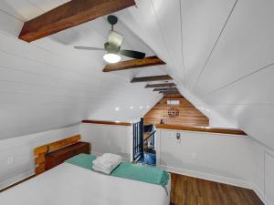查尔斯顿Cozy Island Cottage的阁楼卧室设有1张床和天花板