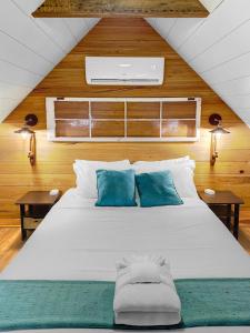 查尔斯顿Cozy Island Cottage的卧室配有带蓝色枕头的大型白色床