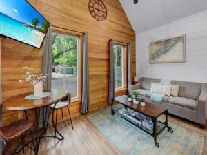 查尔斯顿Cozy Island Cottage的客厅配有沙发和桌子