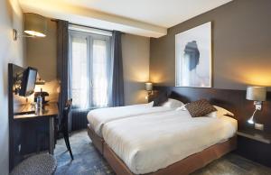 巴黎维利尔花园酒店的酒店客房配有两张床和一张书桌