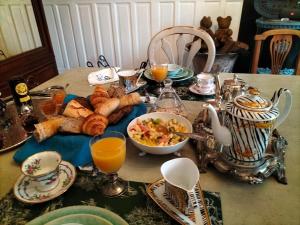 圣布里厄Le Jardin Secret & Spa的餐桌,早餐包括面包和橙汁