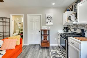 Sunny Las Vegas Studio with Shared Pool and Backyard!平面图