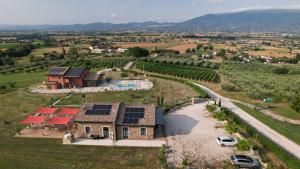 卡纳拉Agriturismo Incanto della Natura的享有房子的空中景色,上面设有太阳能电池板