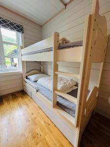 TjørhomFlott leilighet på Haugen i Sirdal的房屋内一间卧室配有双层床