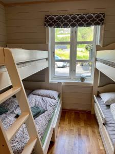 TjørhomFlott leilighet på Haugen i Sirdal的客房设有双层床和窗户。