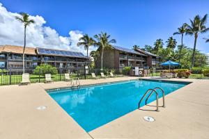 考纳卡凯Kaunakakai Vacation Rental with Pool Access and A and C!的度假村前的游泳池