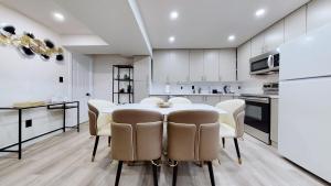 Stunning 2BR Lower Level Unit平面图