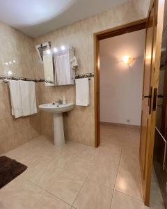圣巴巴拉-迪内希Vila Flora的一间带水槽和卫生间的浴室