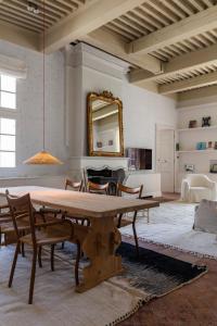 瓦拉布雷格Maison Salix的客厅配有木桌和镜子