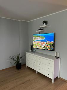 沃鲁Kreutzwaldi Kodu 2的客厅配有白色梳妆台上的平面电视