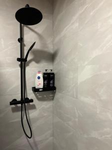 沃鲁Kreutzwaldi Kodu 2的带淋浴的浴室(带黑色淋浴喷头)