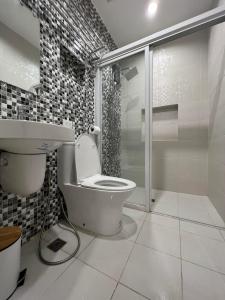 BulalaVilla Del Cascel的浴室配有卫生间、盥洗盆和淋浴。