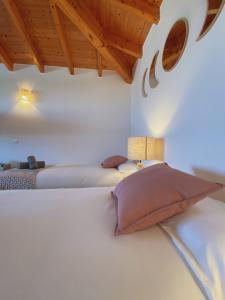 阿尔热祖尔The Lighthouse Hostel Arrifana的配有木天花板的客房设有两张床。