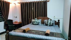 贡布La maison de Soriya - Work & Stay的一间卧室配有一张带木制床头板的床