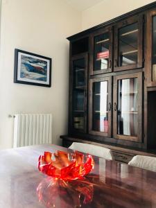 瓦斯托Lo Studio del Pittore的木桌上的红玻璃碗
