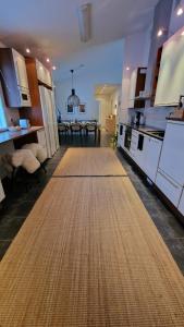 罗瓦涅米Arctic Circle Luxury House的厨房的地板上铺有大地毯。