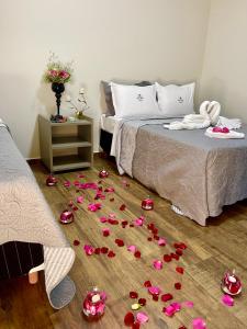瓜佩Pousada Dona Tereza的一间房间,地板上设有一张玫瑰床