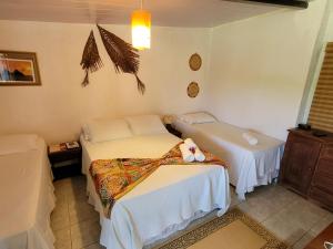 费尔南多 - 迪诺罗尼亚Bangalô completo, amplo, funcional e confortável.的一间客房内配有两张床的房间