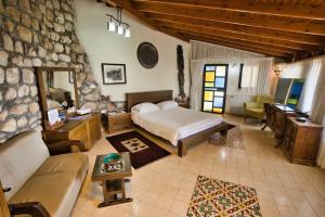 罗什平纳哈美立村旅馆的一间卧室设有一张床和一间客厅。