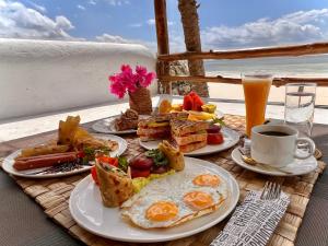 吉汶瓦Stone Resort的餐桌,早餐盘和咖啡盘