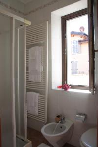 斯特雷萨拉罗卡达酒店的一间带水槽和卫生间的浴室以及窗户。