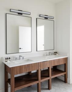 巴尔的摩Roost Baltimore的浴室设有2个水槽和2面镜子