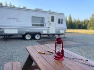 海登Quiet Country Rimrock Retreat的拖车旁野餐桌上的红色瓶子