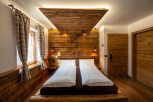 索拉加Ciasa Marizana的木墙客房的两张床