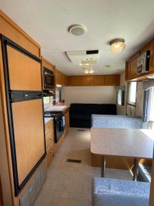 海登Quiet Country Rimrock Retreat的一间带沙发和拖车桌子的小厨房