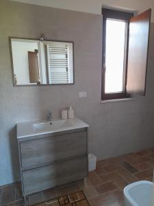巴蒂帕利亚Serroni Alto的一间带水槽、镜子和卫生间的浴室