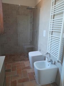 巴蒂帕利亚Serroni Alto的浴室配有白色卫生间和盥洗盆。