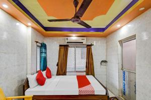 GauripurOYO Flagship The Rest的一间卧室设有一张床和天花板
