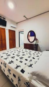 卡塔赫纳Hotel Beijing Cartagena的一间卧室配有一张带黑白色棉被的床