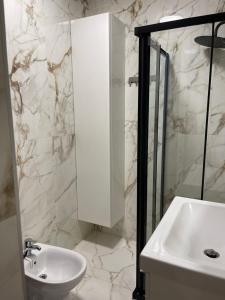 托雷维耶哈Casa Benita的白色的浴室设有水槽和卫生间。