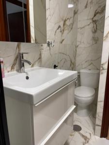 托雷维耶哈Casa Benita的白色的浴室设有水槽和卫生间。
