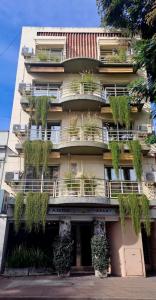 罗萨里奥里奥格兰德公寓式酒店的一座在阳台上种植植物的建筑