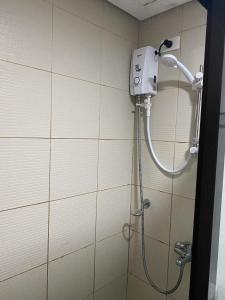 大雅台Alitheia Condo @ Pine Suites Tagaytay的带淋浴喷头的浴室