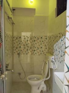 穆扎夫法尔普尔Shubham guest house的一间带卫生间和淋浴的小浴室