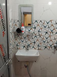穆扎夫法尔普尔Shubham guest house的一间带水槽和镜子的浴室